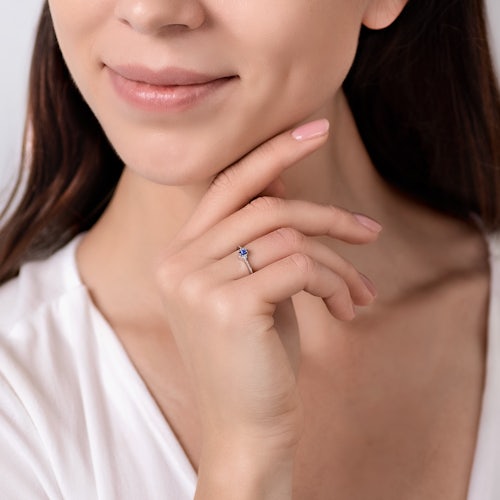 Pierścionek zaręczynowy SAVICKI: białe złoto, niebieski szafir, diamenty